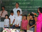 Bóng đá anh, ngoại hạng anh, lịch thi đấu euro 2012,  "Ông Tây nước mắm" trao học bổng cho 5 học sinh nghèo
